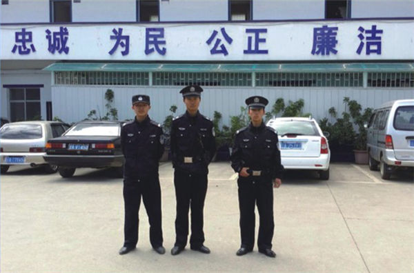 苏文龙、杨国辉、朱志宏等同学在昆明市福海派出所抓捕组工作